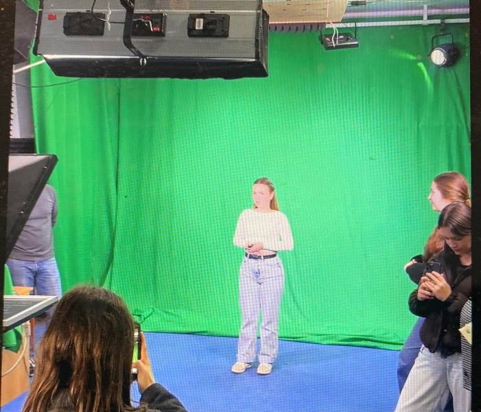 Студентка першого курсу спеціальності _Журналістика_ начитує текст із телесуфлера